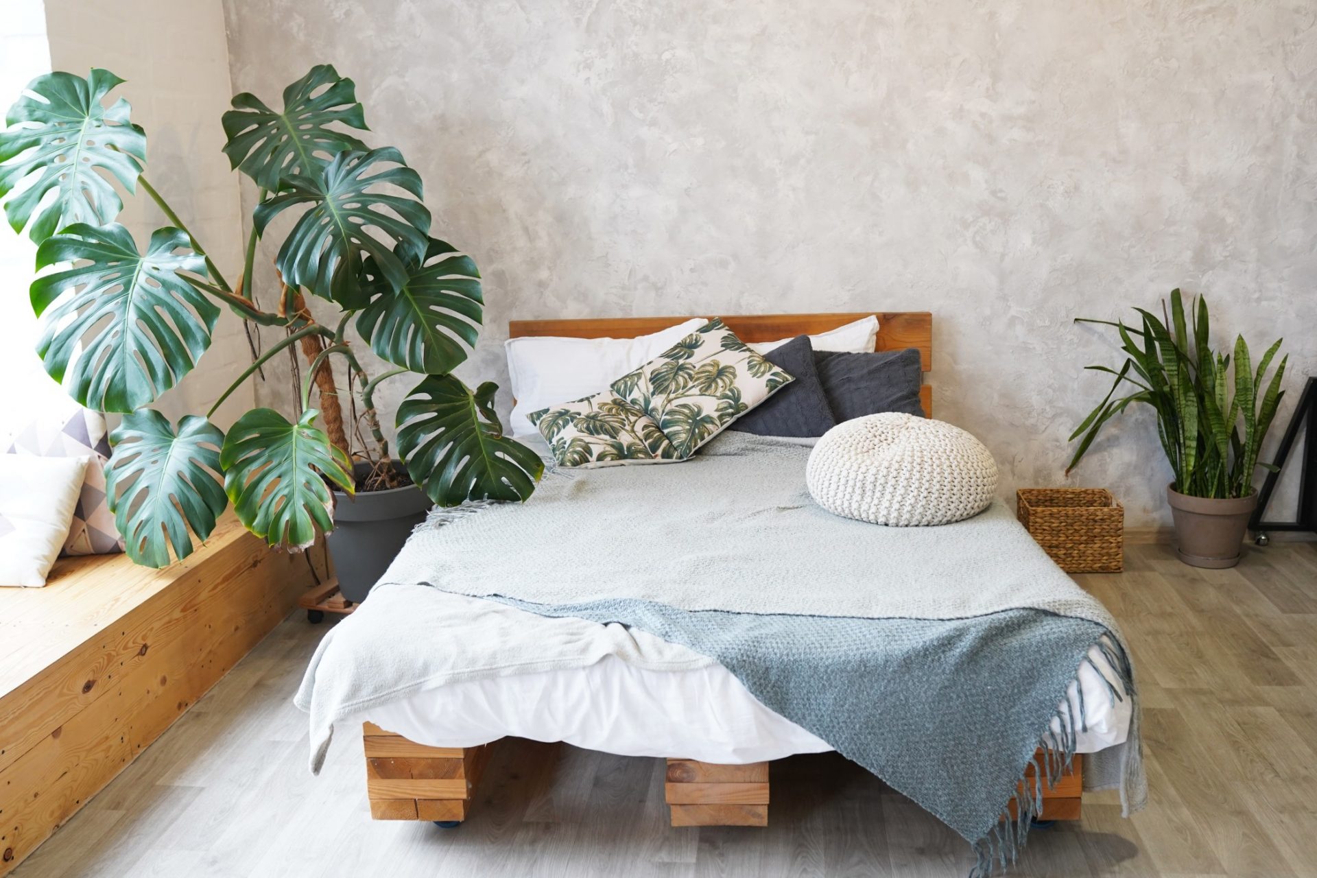 bedroom-pillows-modern-luxury-house-home-furniture-elegant-design-decor-bedding-wall-interior_t20_KAYbA3